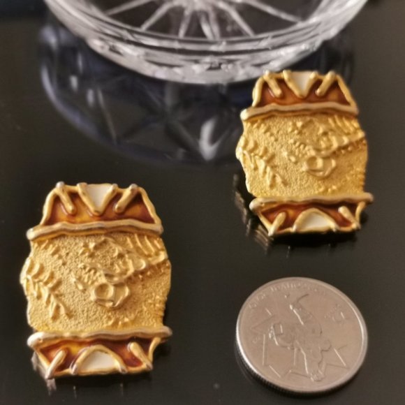 Vintage gold tone with enamel clip on earring - Picture 4 of 6